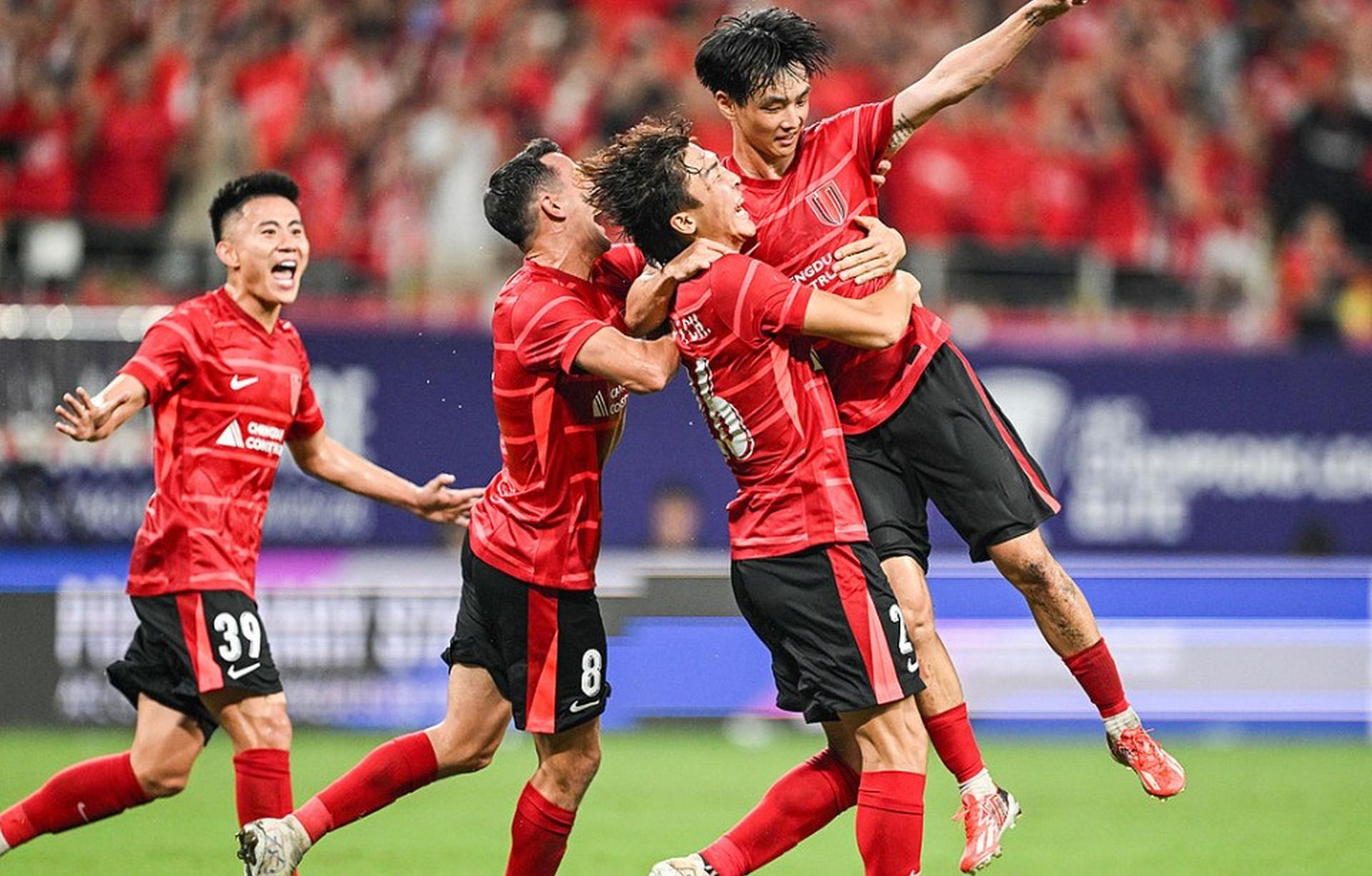 成都蓉城训练开放日，赛后豪取连胜引欢呼，社区盾在即，临场指挥获称赞的简单介绍