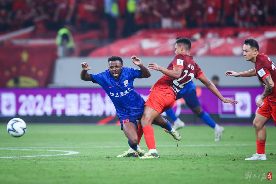 清晨突围战来临，上海海港围绕欧超杯造点机会，引发热议，团队化学反应显著的简单介绍