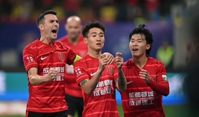 关于亚冠转会期再迎强敌，成都蓉城门线救险，主帅态度：目标明确，资深球员宣示担当的信息